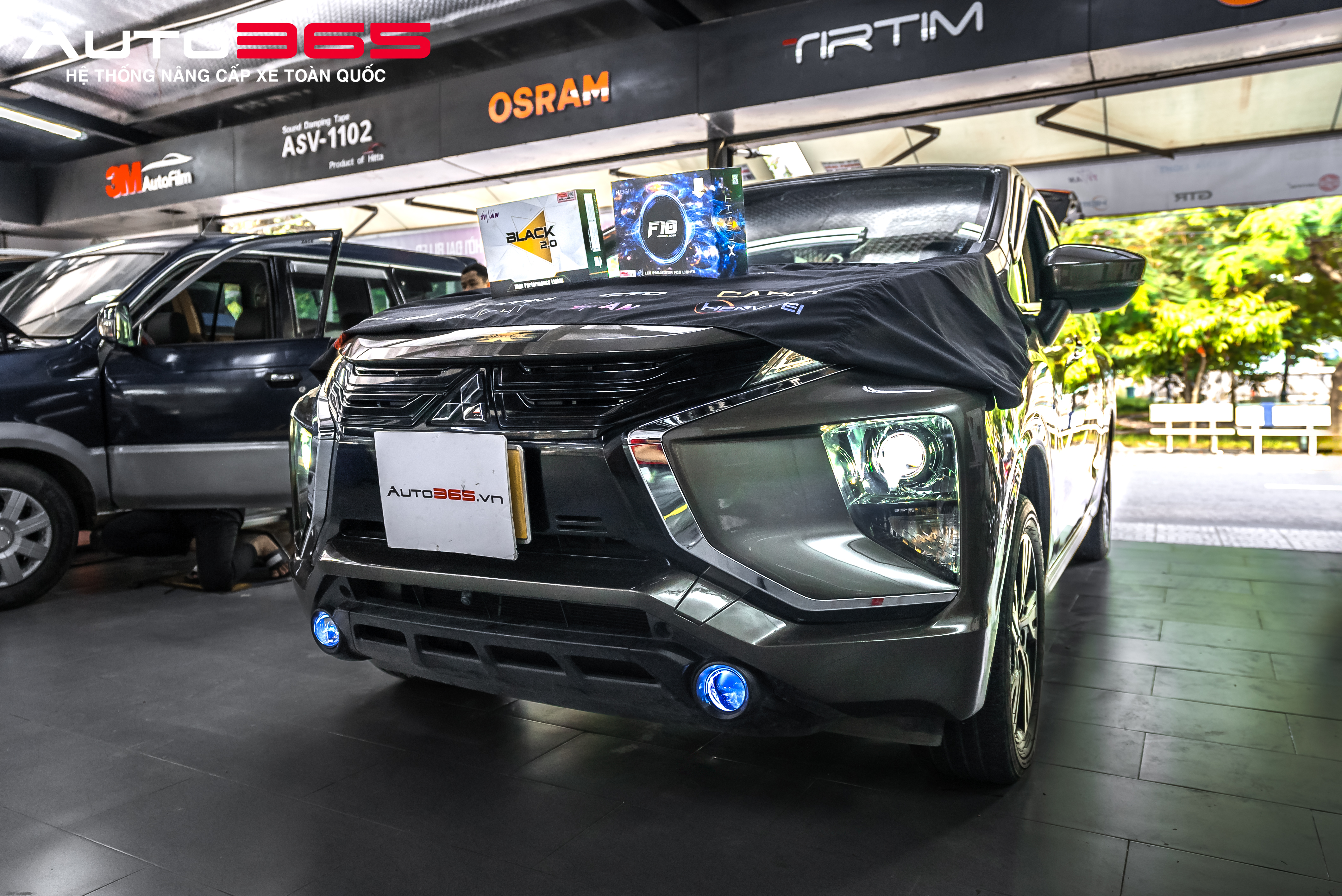 Mitsubishi Xpander độ đèn Bi LED Titan Black 2.0 và Bi gầm X-Light F10 New